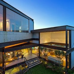 Casa alto padrão com estrutura metálica e vidro