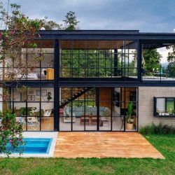 Casa com estrutura metálica com grande vão de ambiente
