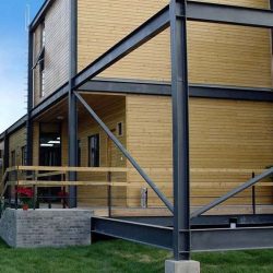 Casa com estrutura metálica e vedeção em madeira