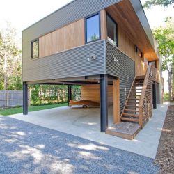 Casa com vaga de gararagem com estrutura metálica e madeira