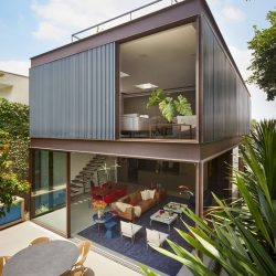 Casa minimalista com estrutura metálica com ambientes integrados