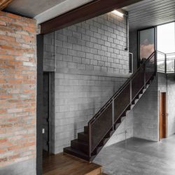 Casa minimalista com mescla de metálico e bloco concreto