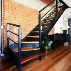 Escada metálica com acabamento madeira