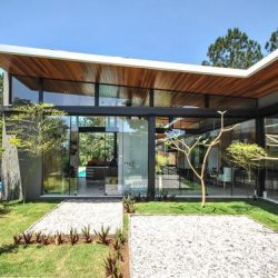 Casa com estrutura metálica com vidro no fechamento lateral